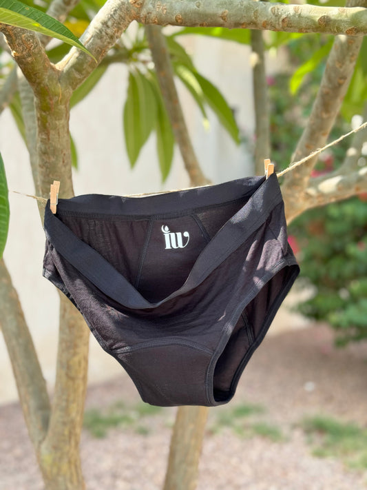Image de la culotte menstruelle standard étendue en exterieur.
