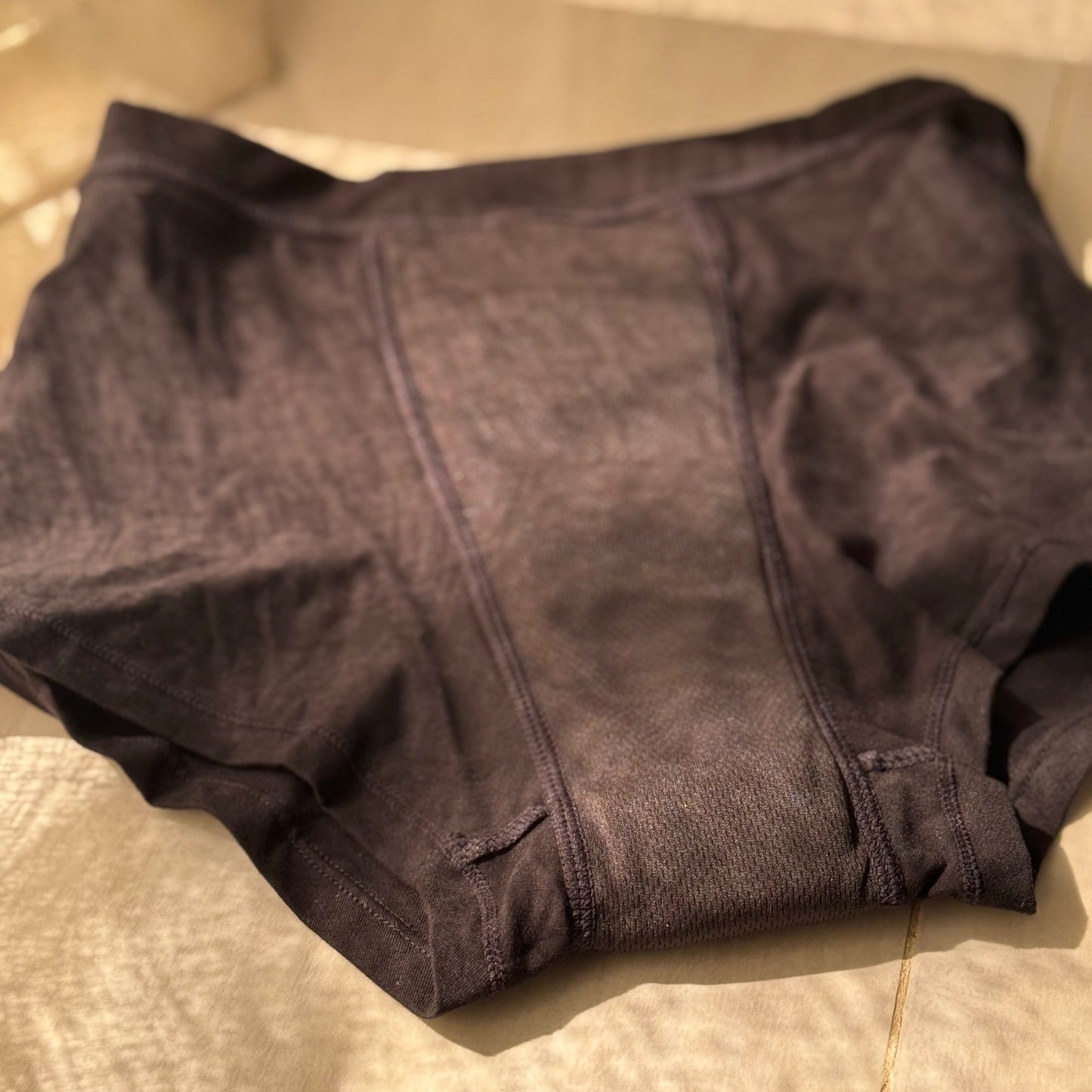 Photo de la culotte menstruelle nuit retournée, zoomant sur le gousset