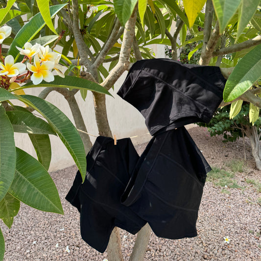 Photo montrant trois culottes menstruelles nuit suspendues sur un fil à linge à l'extérieur illustrant le coffret nuit.