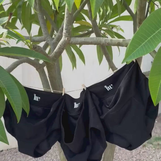 Vidéo montrant trois culottes menstruelles taille haute suspendues sur un fil à linge à l'extérieur, illustrant le coffret taille haute.