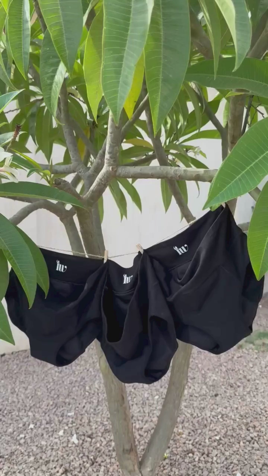 Vidéo montrant trois culottes menstruelles taille haute suspendues sur un fil à linge à l'extérieur, illustrant le coffret taille haute.