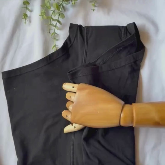 Vidéo d'un mannequin qui déplie la culotte menstruelle modèle nuit