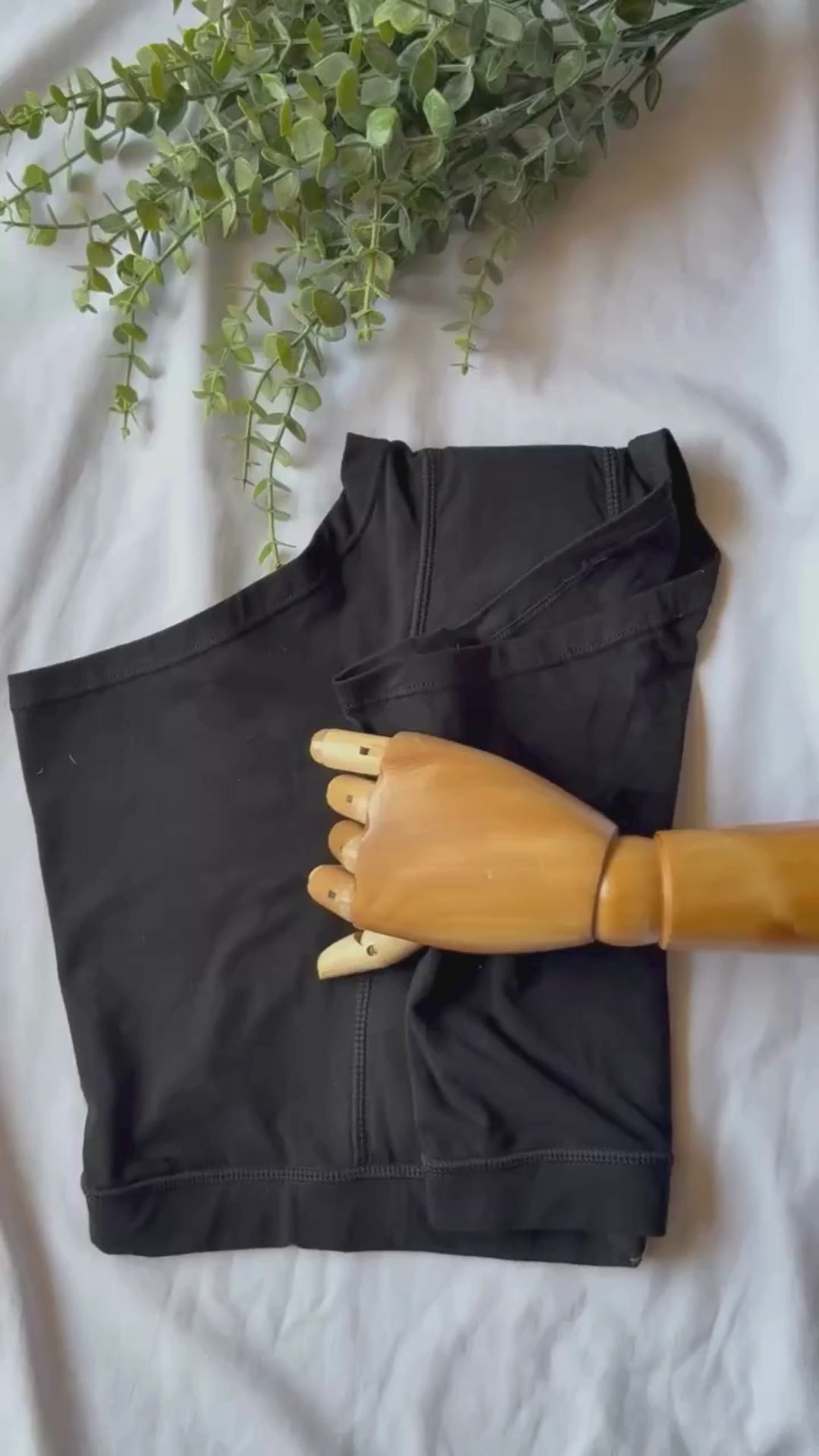 Vidéo d'un mannequin qui déplie la culotte menstruelle modèle nuit