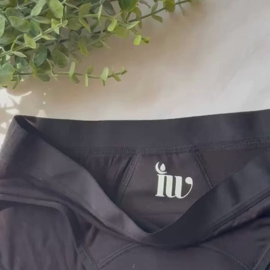 Vidéo montrant la culotte menstruelle modèle standard, de face, avec l'encolure pliée et des branches décorant le haut de la vidéo.