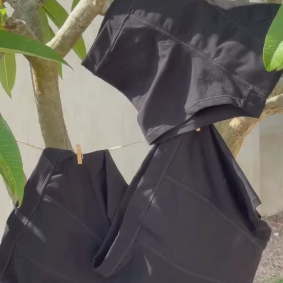 Vidéo montrant trois culottes menstruelles standards suspendues sur un fil à linge à l'extérieur illustrant le coffret nuit.