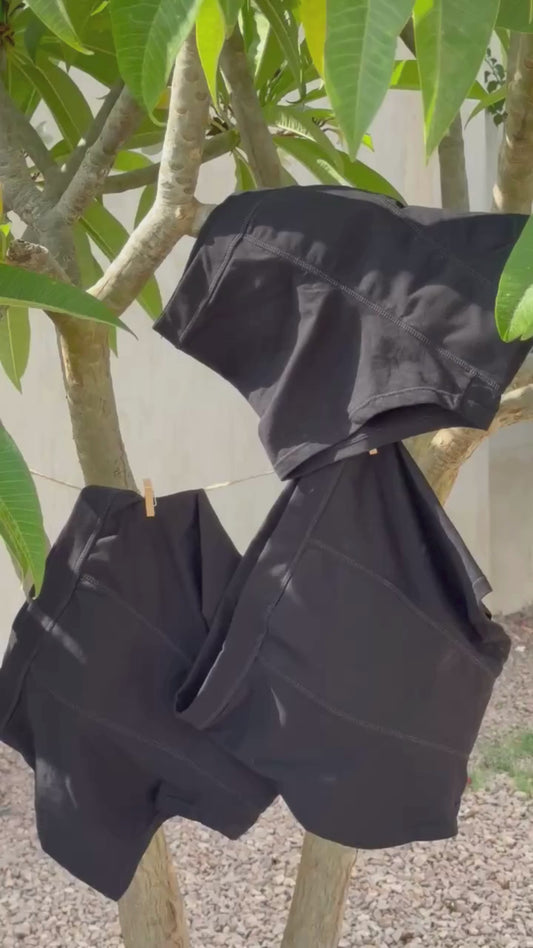 Vidéo montrant trois culottes menstruelles standards suspendues sur un fil à linge à l'extérieur illustrant le coffret nuit.