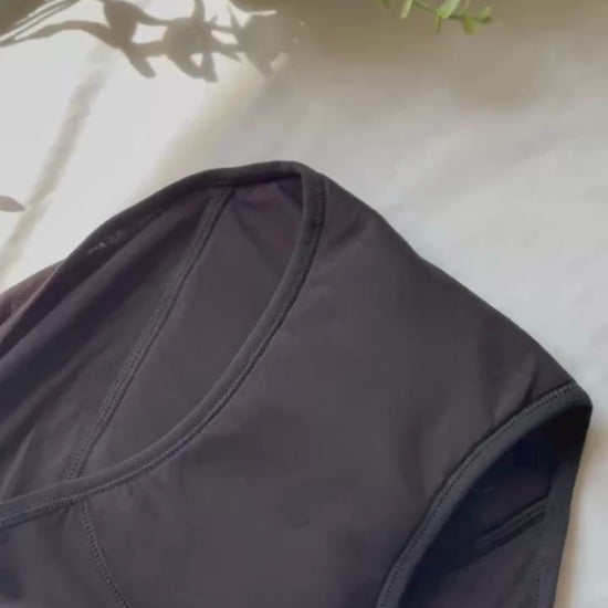 Vidéo zoomant sur le gousset de la culotte menstruelle modèle standard, avec des branches décorant le haut de la vidéo.