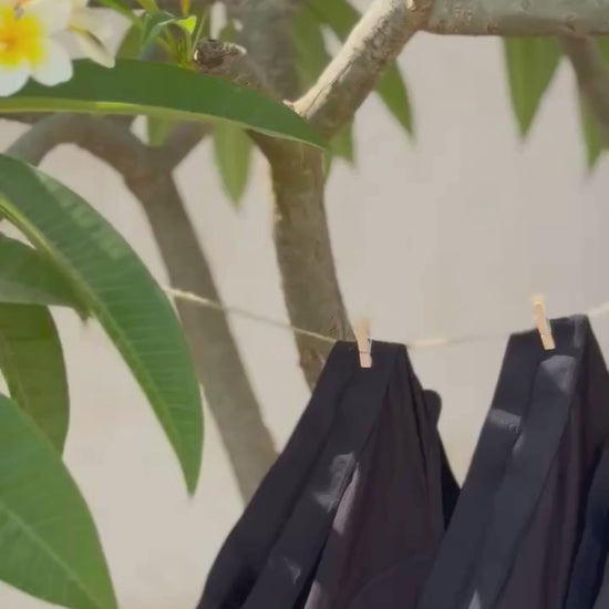 Vidéo montrant trois culottes menstruelles standards suspendues sur un fil à l’extérieur, illustrant le contenu du coffret standard.