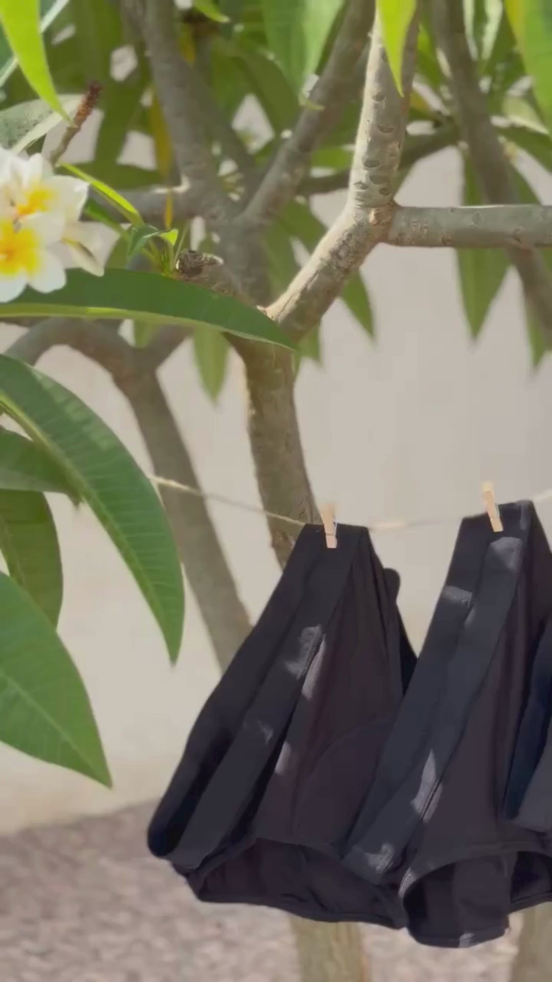 Vidéo montrant trois culottes menstruelles standards suspendues sur un fil à l’extérieur, illustrant le contenu du coffret standard.