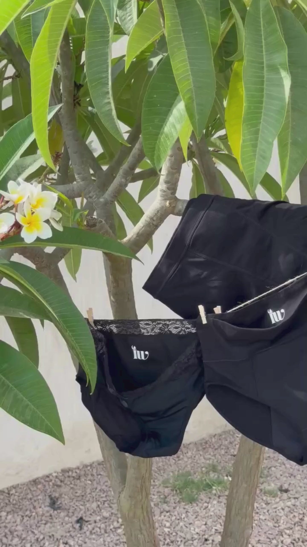 Vidéo montrant une culotte menstruelle dentelle et une taille haute suspendues sur un fil à linge et une culotte menstruelle nuit posée sur une branche à l'extérieur illustrant le coffret 