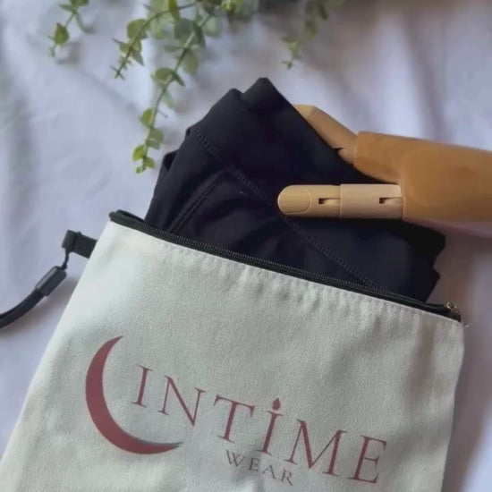 Vidéo montrant un mannequin articulé rangeant une culotte menstruelle dans une pochette de transport beige intime wear.
