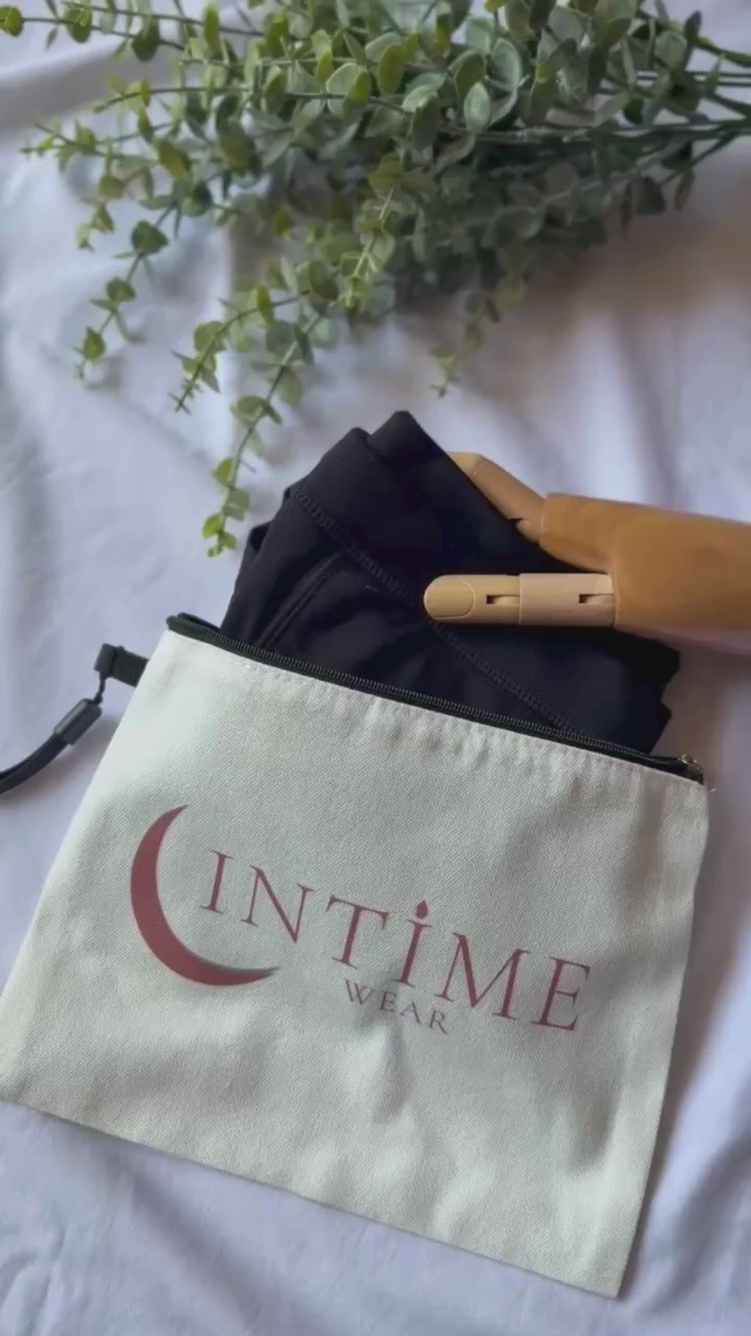 Vidéo montrant un mannequin articulé rangeant une culotte menstruelle dans une pochette de transport beige intime wear.